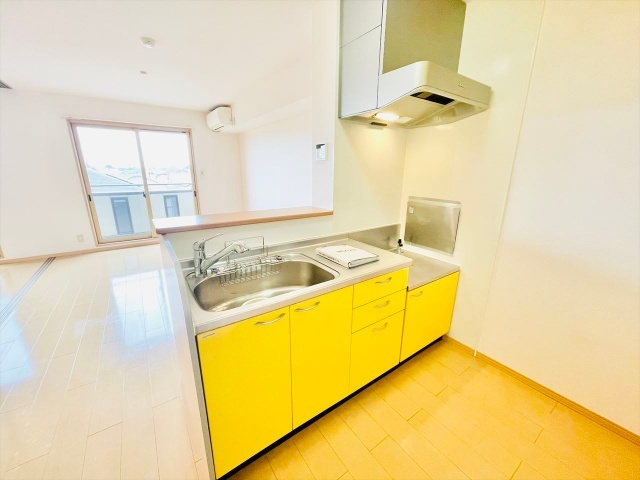 キッチン　同一建物内３０２号室内装写真転載