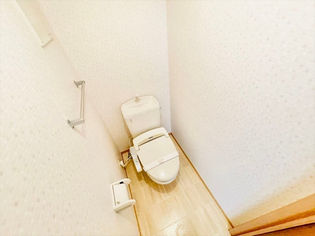 トイレ　同一建物内３０２号室内装写真転載