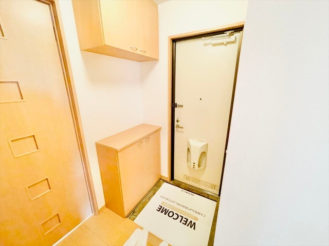 玄関　同一建物内３０２号室内装写真転載