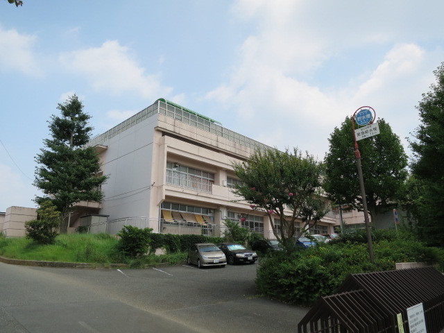 中学校　中川西中学校（中学校）まで573m