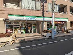 コンビニ　ファミリーマート（コンビニ）まで304m
