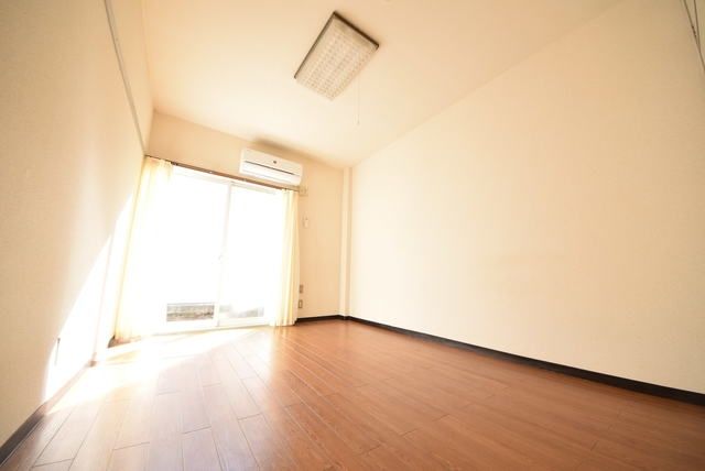居室・リビング　★南向き洋室6帖のお部屋の写真です★