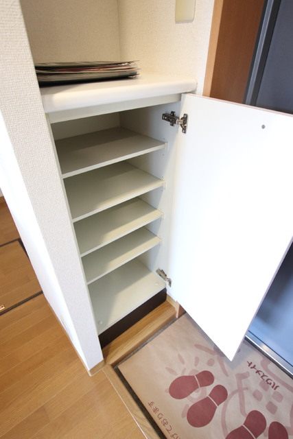 玄関　玄関横　下駄箱有り