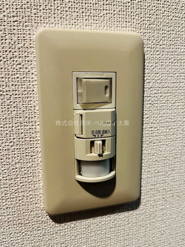 玄関　人感センサー付き
