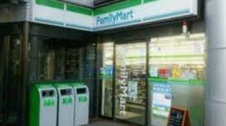 コンビニ　ファミリーマート中野本町六丁目店（コンビニ）まで50m