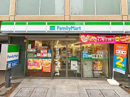 コンビニ　ファミリーマート 三軒茶屋駅南口店（コンビニ）まで535m