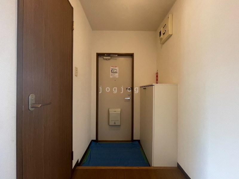 玄関　明るい開放的な玄関です。