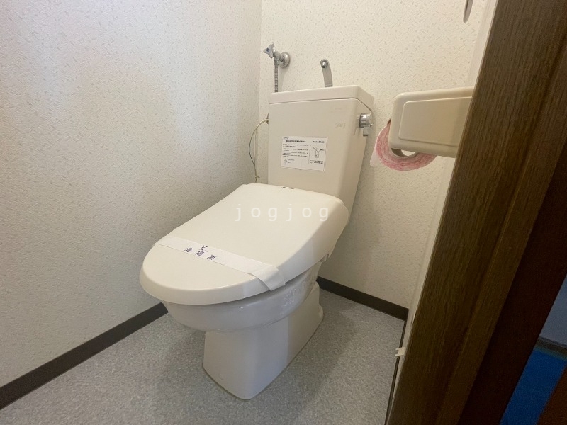 トイレ　嬉しい温水洗浄便座付きのトイレです。