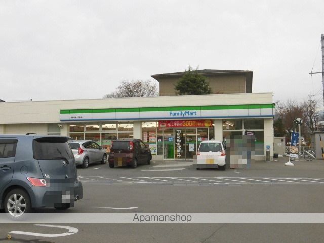 コンビニ　ファミリーマート（コンビニ）まで758m