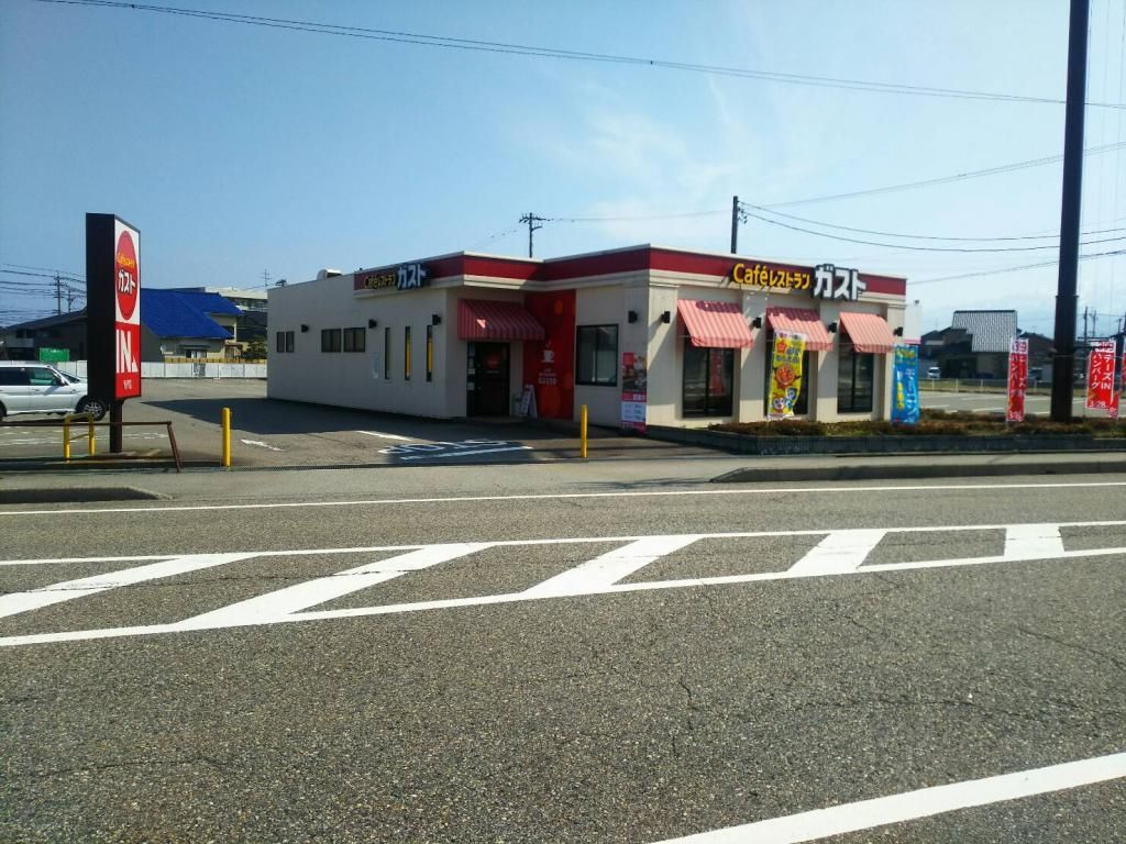 飲食店　ガスト滑川店（飲食店）まで450m