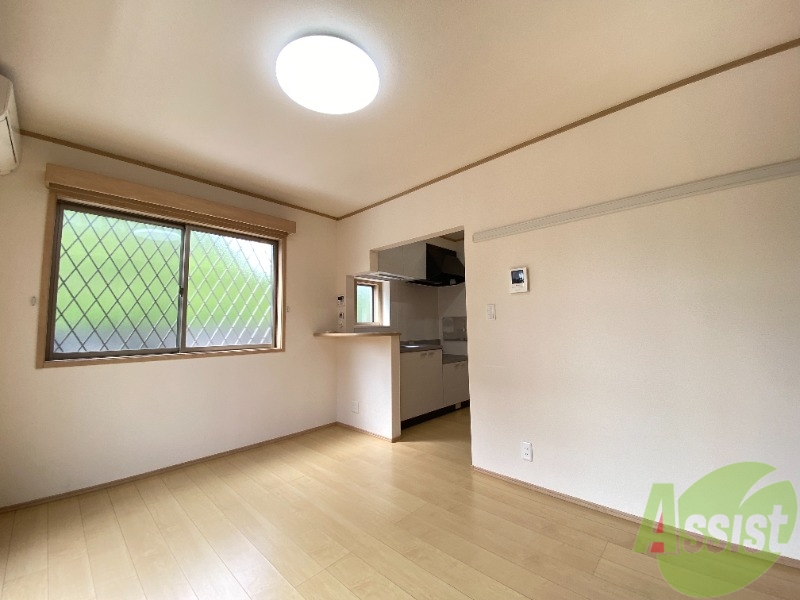 その他部屋・スペース　こちらはリビングの別角度の写真です。部屋全体が明るいです。