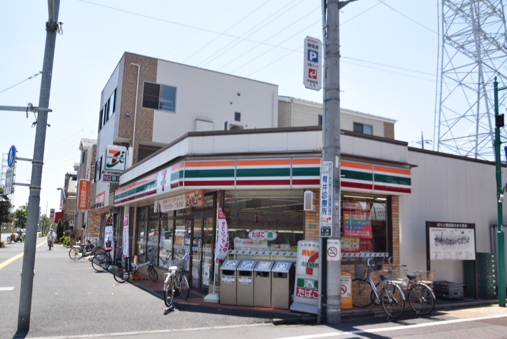 コンビニ　セブンイレブン 足立青井駅前店（コンビニ）まで682m