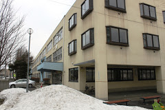 小学校　札幌市立八軒小学校（小学校）まで725m