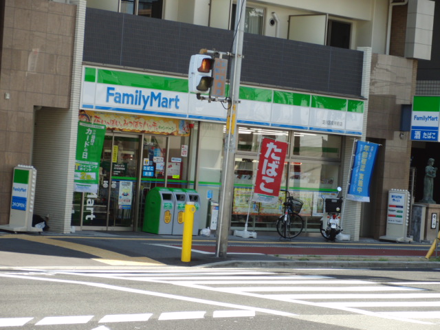 コンビニ　ファミリーマート淀川区役所前店（コンビニ）まで371m
