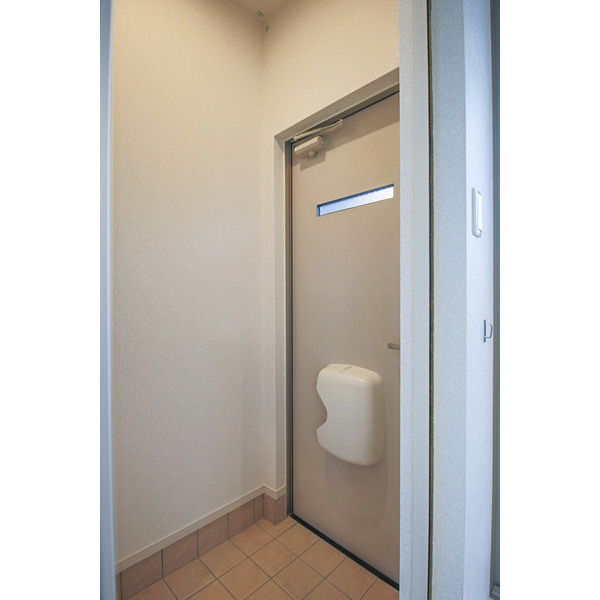玄関　同じ建物の別のお部屋