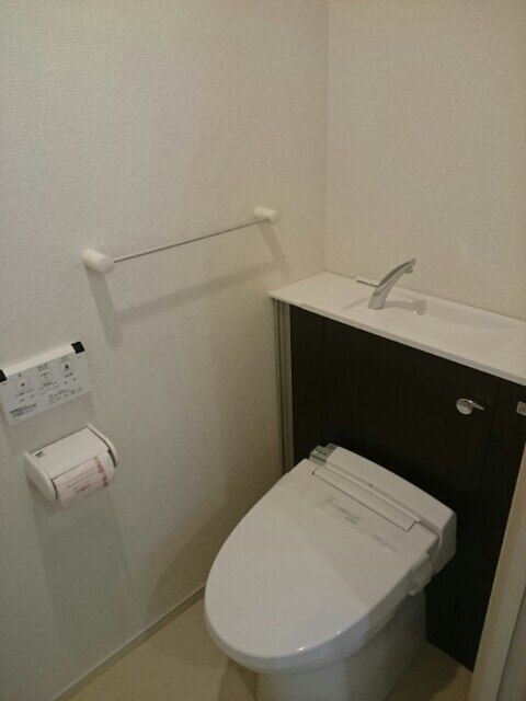 京王線 八幡山駅 徒歩1分 4階建 築11年のトイレ写真