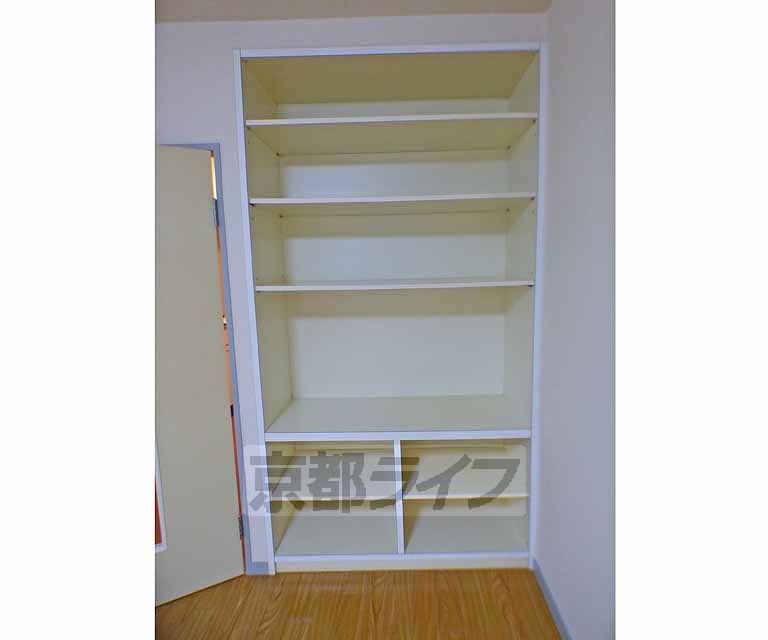 収納　お部屋に棚があります。