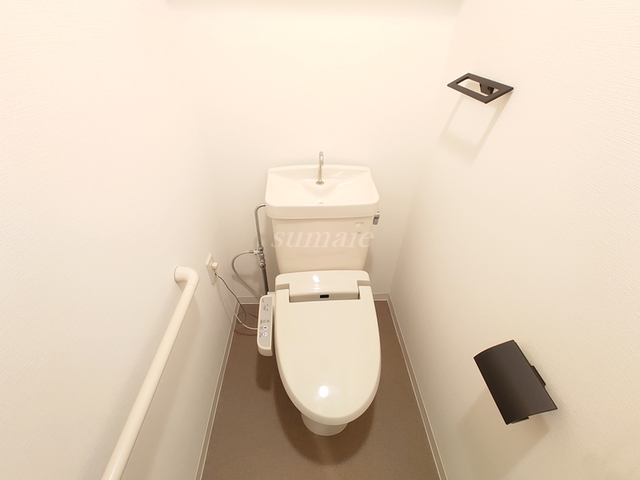 トイレ　温水洗浄機能付きトイレです☆