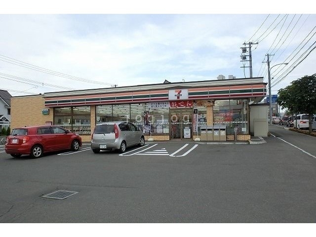 コンビニ　セブンイレブン札幌西岡3条店（コンビニ）まで882m
