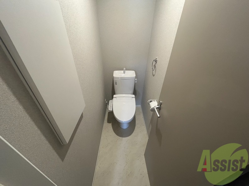 トイレ　広めのトイレです。嬉しい収納もございます。