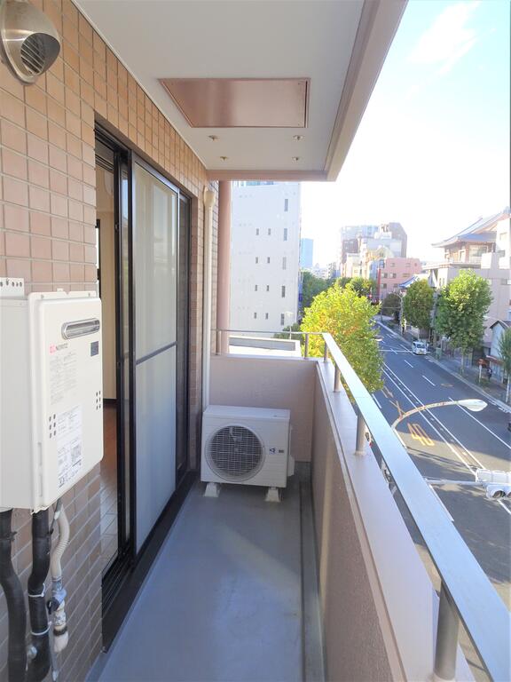 バルコニー　（同マンション別室・参考写真）