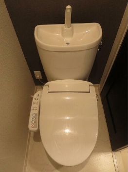 トイレ　温水洗浄便座。