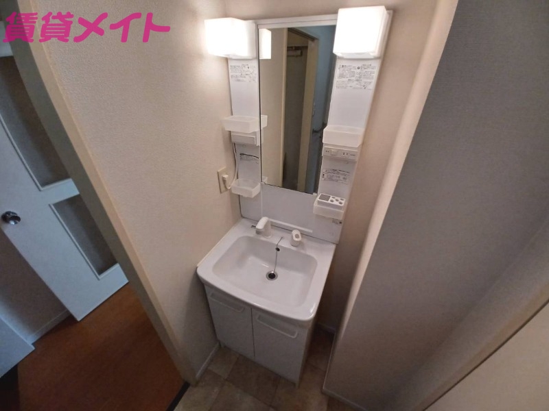 洗面設備　別部屋反転参考写真です