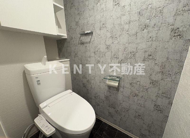 トイレ　落ち着いた色調のトイレです