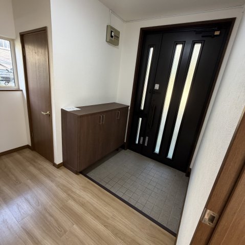 室蘭市小橋内町2丁目17-36戸建の玄関写真