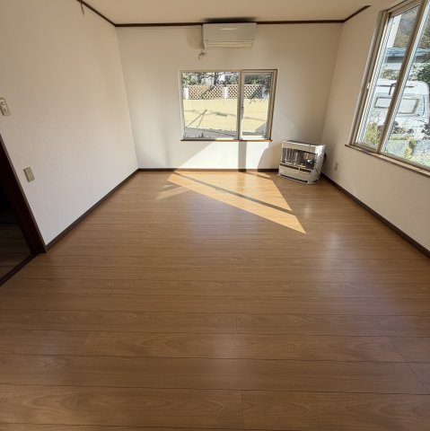 室蘭市小橋内町2丁目17-36戸建の居間写真