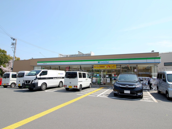 コンビニ　ファミリーマート箕面粟生外院店（コンビニ）まで57m