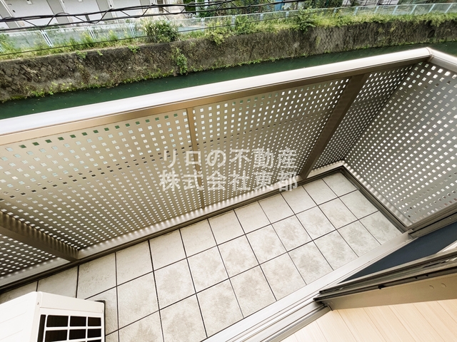 バルコニー　バルコニーがあるので洗濯物を太陽の下で干すことができます♪
