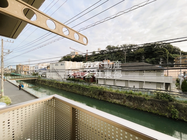 眺望　バルコニーからの景色です！圧迫感がないので暮らしやすい♪