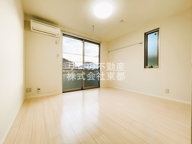 居室・リビング　南向き２面採光なので、明るく風通しのよい過ごしやすいお部屋で