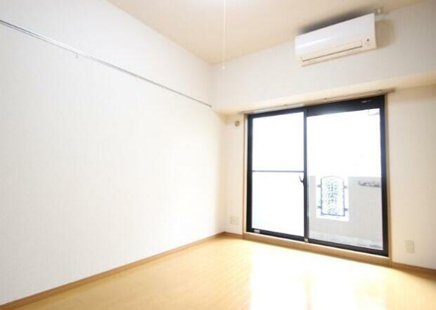 居室・リビング　大きな窓で明るいお部屋です。