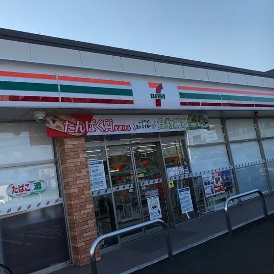 コンビニ　セブンイレブンかほく白尾店（コンビニ）まで566m