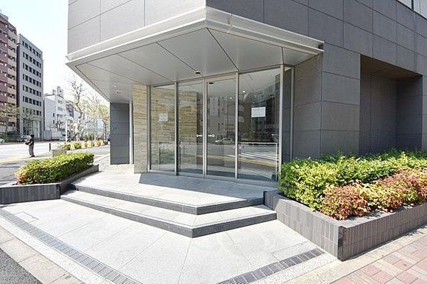 エントランス　落ち着いたエントランスです