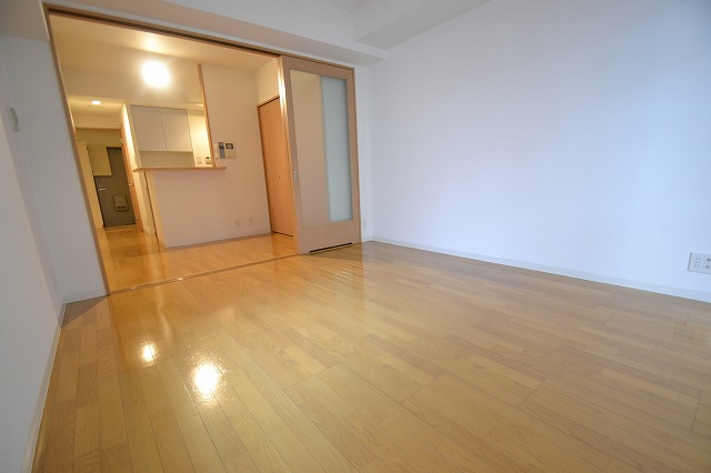居室・リビング　キレイなフローリングの広々としたお部屋です