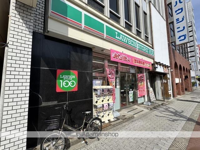 コンビニ　ローソンストア１００（コンビニ）まで195m