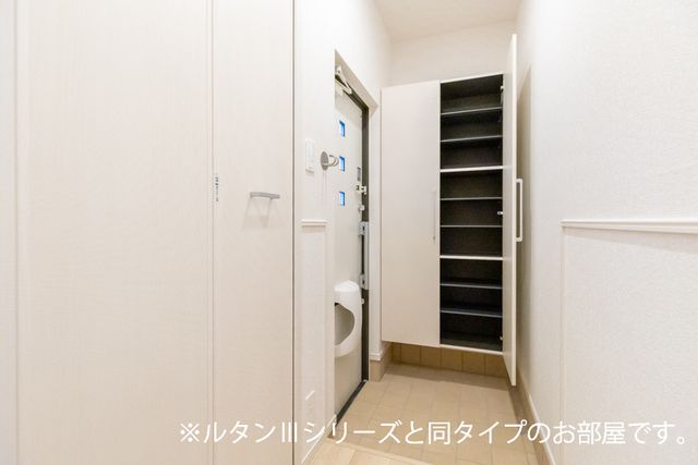 玄関　建築中のため同メーカ同シリーズのお写真です。