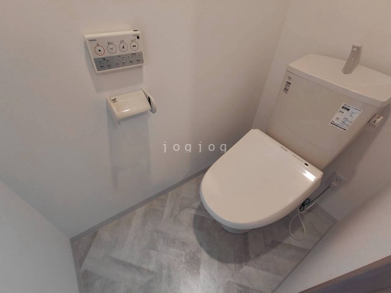 トイレ　嬉しい温水洗浄便座付きのトイレです。