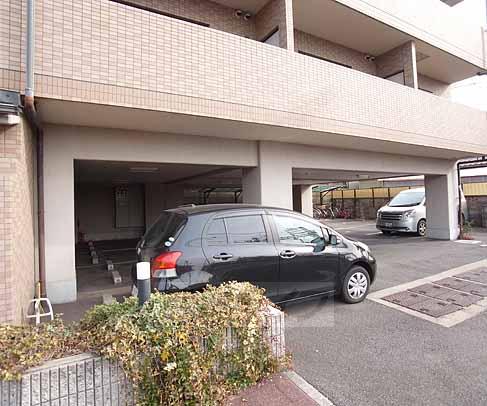 駐車場　高さ制限のあるガレージです。