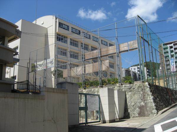 中学校　神戸市立葺合中学校（中学校）まで742m