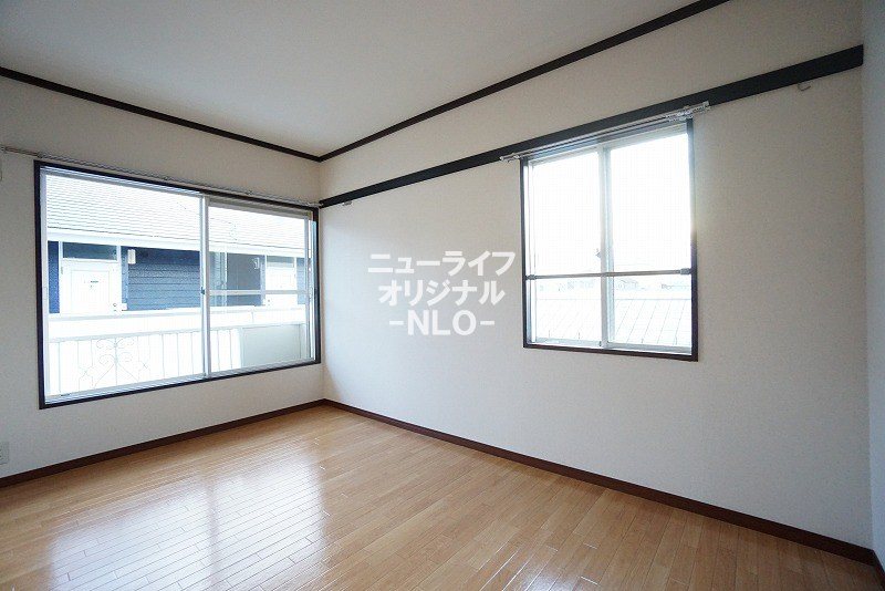 その他部屋・スペース　南西洋室5.4帖　2面採光につき明るい光が差し込みます☆