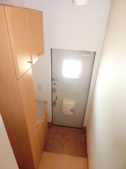 玄関　玄関にはシューズボックスがあります
