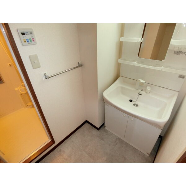 洗面設備　同マンション、類似部屋の写真になります。(反転タイプ)