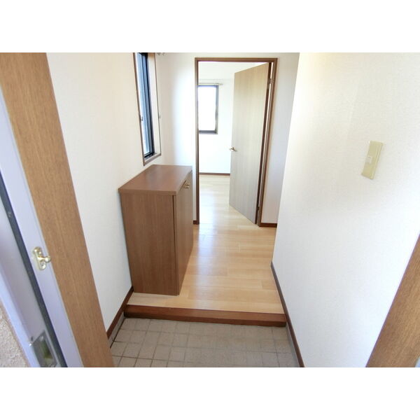 玄関　同マンション、類似部屋の写真になります。(反転タイプ)
