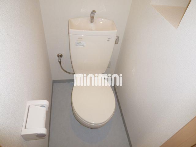 トイレ　電源コンセント付きでウォシュレットにも対応です。