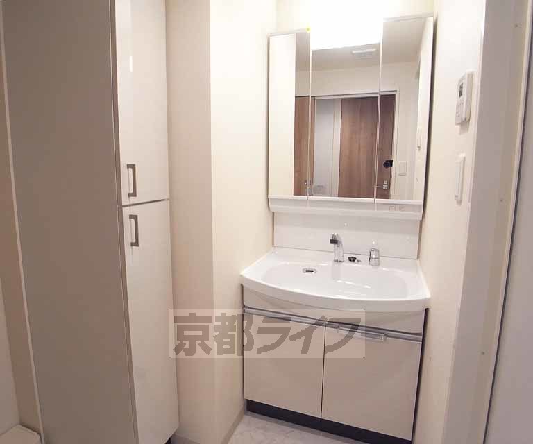 洗面設備　大きめ独立洗面台です。