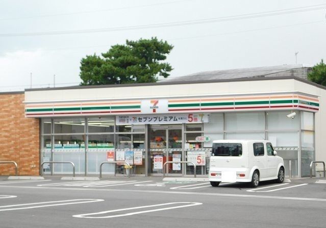 コンビニ　セブンイレブン（コンビニ）まで900m